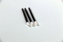 Load image into Gallery viewer, Lint free cleansing wands Lip Gloss Wands x 50 luxe pro supplies
