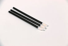 Load image into Gallery viewer, Lint free cleansing wands Lip Gloss Wands x 50 luxe pro supplies
